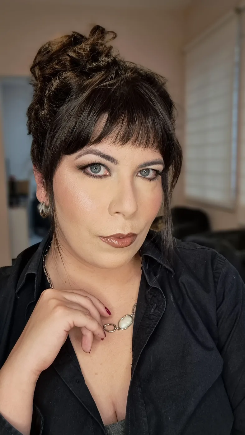 Marcela De Simone no estúdio de beleza no Juvevê, de camisa preta